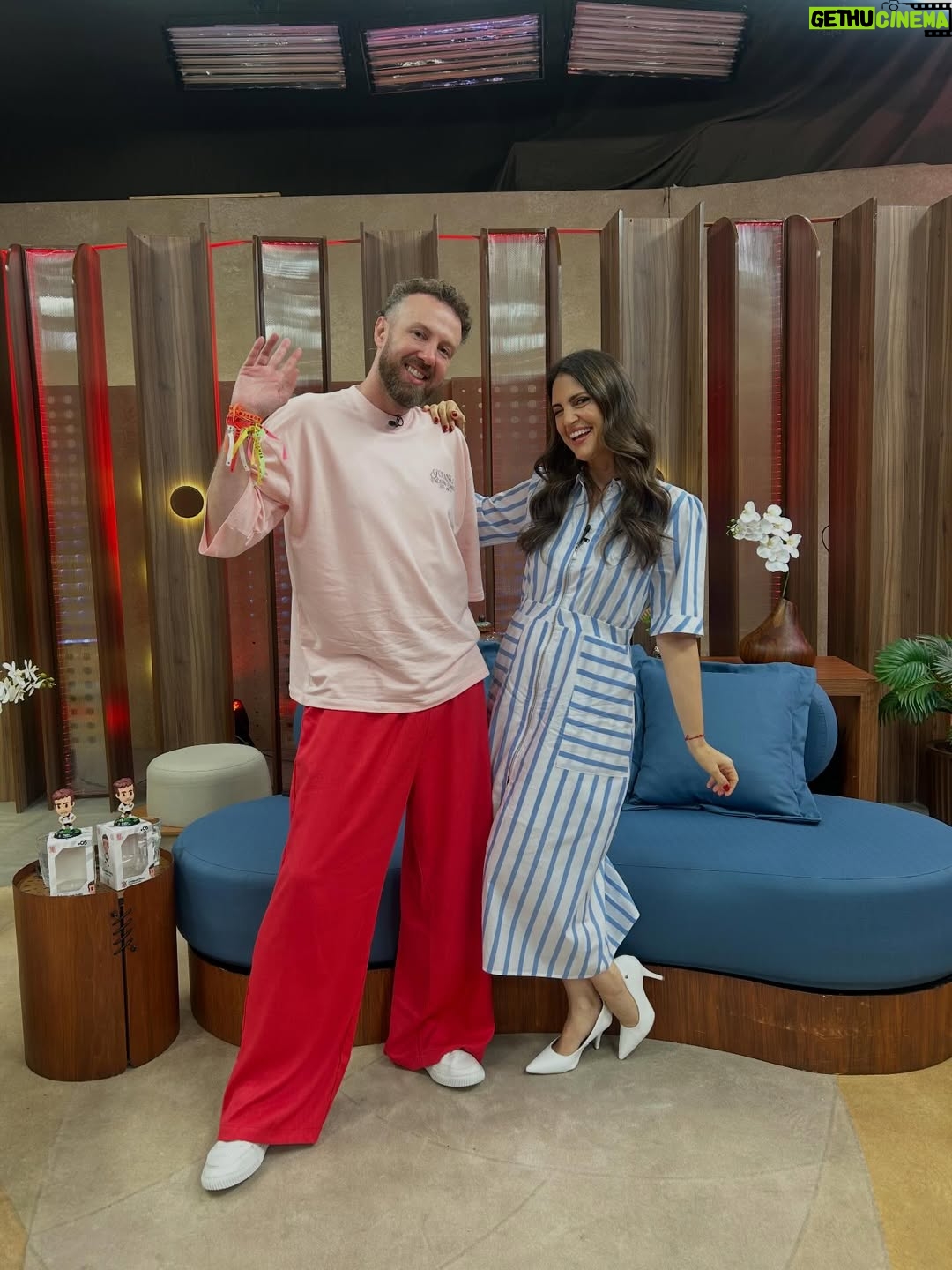 Chris Flores - 435 Likes - Dia de folia e quem quiser deixar ele ainda melhor é só ligar na tela da @bandtv! Vem curtir com a gente. Pega a pipoca e aproveita! 🍿🤩
