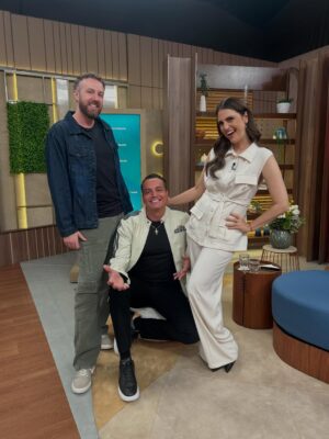 Chris Flores Instagram - Foto de hoje do nosso elenco! ✨🤩 Quem aí está acompanhando nosso programa? Já estamos comentando as principais fofoquinhas, exclusivas e comendo a receita do dia. Vem! Estamos te esperando.