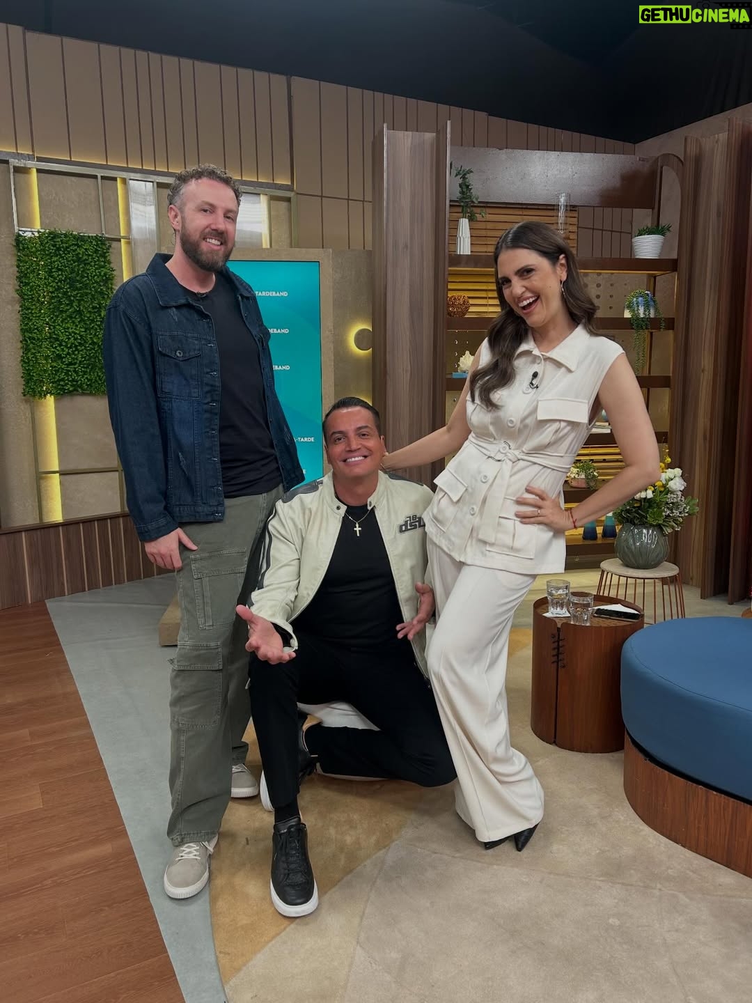 Chris Flores - 817 Likes - Foto de hoje do nosso elenco! ✨🤩 Quem aí está acompanhando nosso programa? Já estamos comentando as principais fofoquinhas, exclusivas e comendo a receita do dia. Vem! Estamos te esperando.