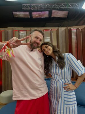 Chris Flores Instagram - Dia de folia e quem quiser deixar ele ainda melhor é só ligar na tela da @bandtv! Vem curtir com a gente. Pega a pipoca e aproveita! 🍿🤩