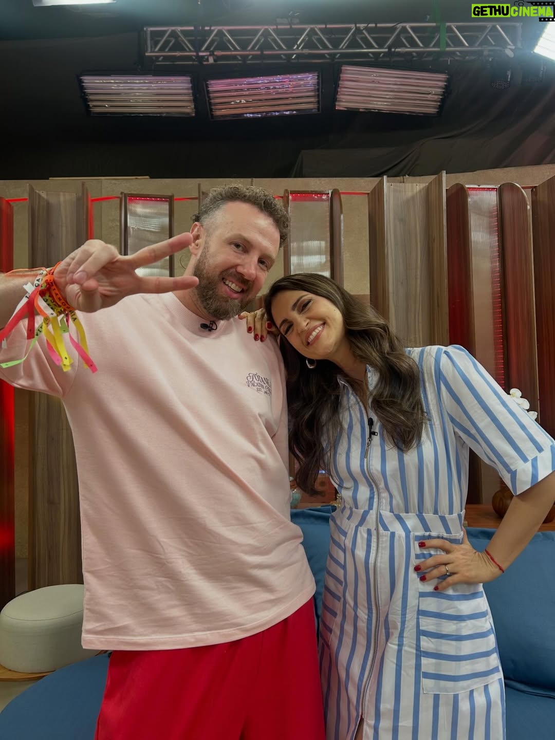 Chris Flores - 435 Likes - Dia de folia e quem quiser deixar ele ainda melhor é só ligar na tela da @bandtv! Vem curtir com a gente. Pega a pipoca e aproveita! 🍿🤩