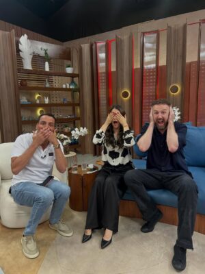 Chris Flores Instagram - 🙈🙊🙉 PROGRAMA QUENTE! 

Você está ligado na tela da @bandtv vendo as fofocas exclusivas da briga entre Gusttavo Lima com Wesley Safadão? 😱 Não perca! Vem acompanhar.