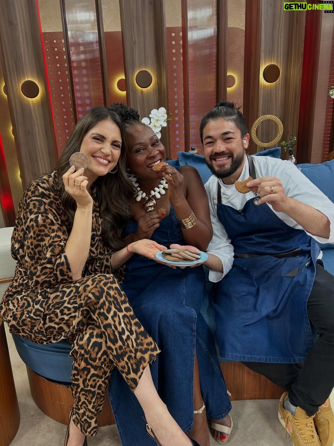 Chris Flores - 665 Likes - Quem quer um pedacinho? 🍪 Jana (@jananunes.tv) veio hoje ao estúdio e aproveitamos para colocar o papo em dia! Será que amanhã vem uma receitinha surpresa para ela?