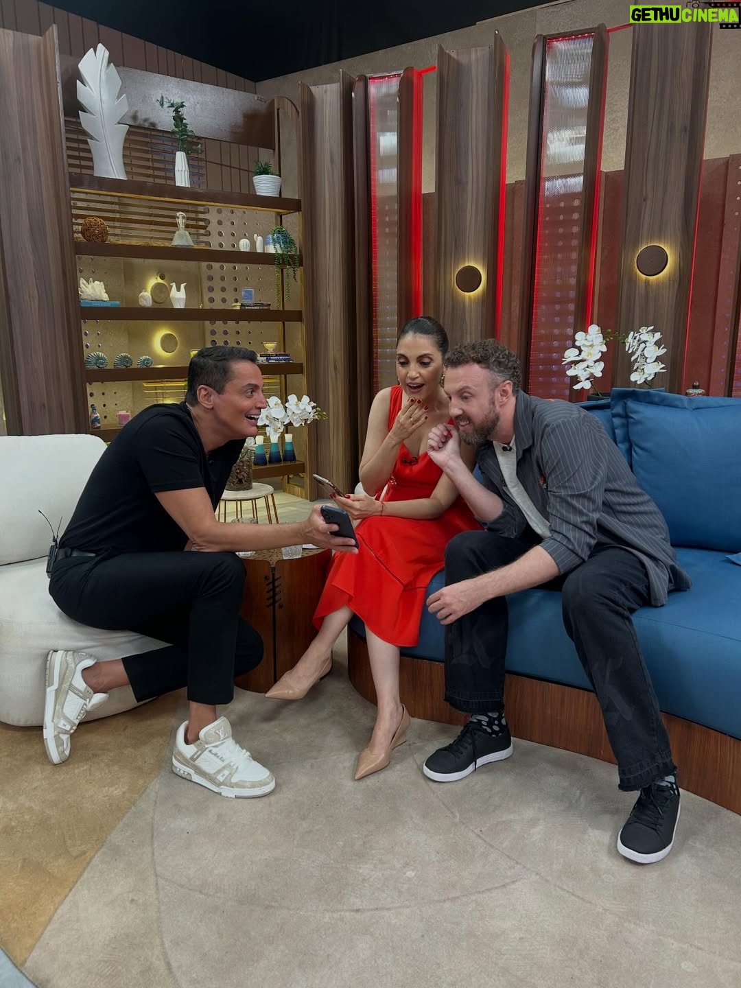 Chris Flores - 525 Likes - Qual será a fofoca que o Leo (@leodias) estava contando? 🤣 Fica ligado na telinha da @bandtv para ficar por dentro de todas.