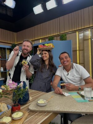 Chris Flores Instagram - Trio sendo saudável com uma saladinha de frutas do chef Bruno Hashimoto (@hashimoto_bruno)! 🍇✨ Quem curtiu o programa de hoje? Já esperamos vocês amanhã na telinha da @bandtv.