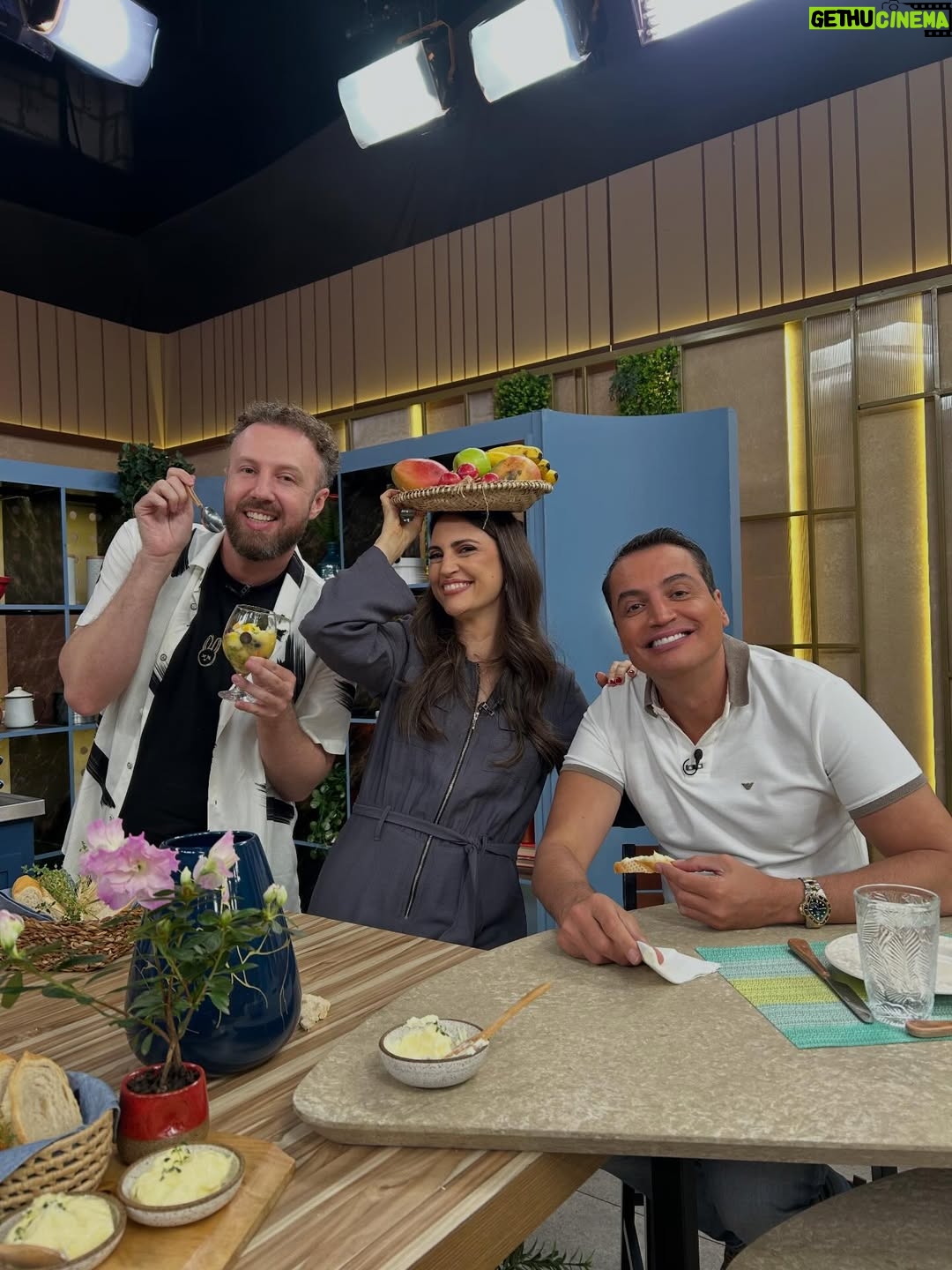 Chris Flores - 644 Likes - Trio sendo saudável com uma saladinha de frutas do chef Bruno Hashimoto (@hashimoto_bruno)! 🍇✨ Quem curtiu o programa de hoje? Já esperamos vocês amanhã na telinha da @bandtv.