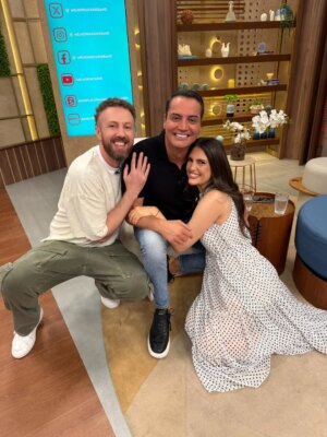 Chris Flores Instagram - Leo Dias ficou sumidinho por alguns dias, mas já está de volta! ✨️🥳 Quem amou mais um programa com ele, Chris Flores (@chrisfloresnet) e Thiago Pasqualotto (@thiago_p)? Nosso trio está com tudo na tela da @bandtv. Não perca amanhã!