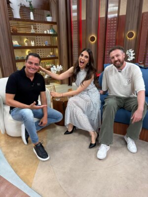 Chris Flores Instagram - Leo Dias ficou sumidinho por alguns dias, mas já está de volta! ✨️🥳 Quem amou mais um programa com ele, Chris Flores (@chrisfloresnet) e Thiago Pasqualotto (@thiago_p)? Nosso trio está com tudo na tela da @bandtv. Não perca amanhã!