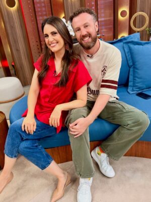 Chris Flores Instagram - Quem tem essa dupla todo dia na TV, tem TUDO = notícia, fofoca, informação de qualidade e MUITA RISADA! 😂🫶🏼

👉🏼 Quem aí também AMOU o #MelhorDaTarde desta segunda-feira (09), hein?