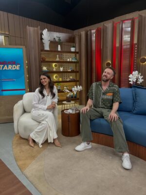 Chris Flores Instagram - Seu programa favorito começou! 🤩🎥 Sintonize na tela da Band que o MDT de hoje está recheado de notícias, fofoca e uma receita de dar água na boca 😋
