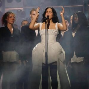 Christina Tokking Instagram - W. the one and only @rosalia.vt aaaaand @bjork!!! 🪽
Can’t believe this was my 9’th Brit Awards..
Thank you @la.horde ✨ #brits2026 #rosalia