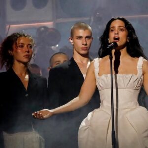 Christina Tokking Instagram - W. the one and only @rosalia.vt aaaaand @bjork!!! 🪽
Can’t believe this was my 9’th Brit Awards..
Thank you @la.horde ✨ #brits2026 #rosalia