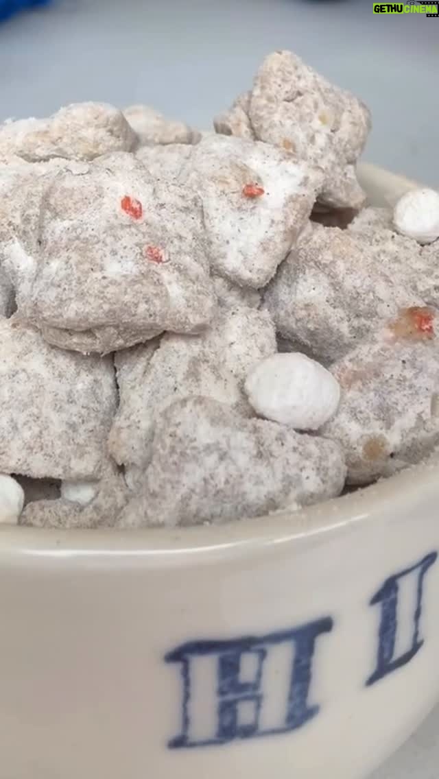 Christina Tosi - 2.5K Likes - Carrot Crackle Marshmallow Puppy Chow featuring the cutest little carrot bits sprinkled throughout 🥕🐇

#BakeClub get the full recipe @ bakeclub.com! 💙