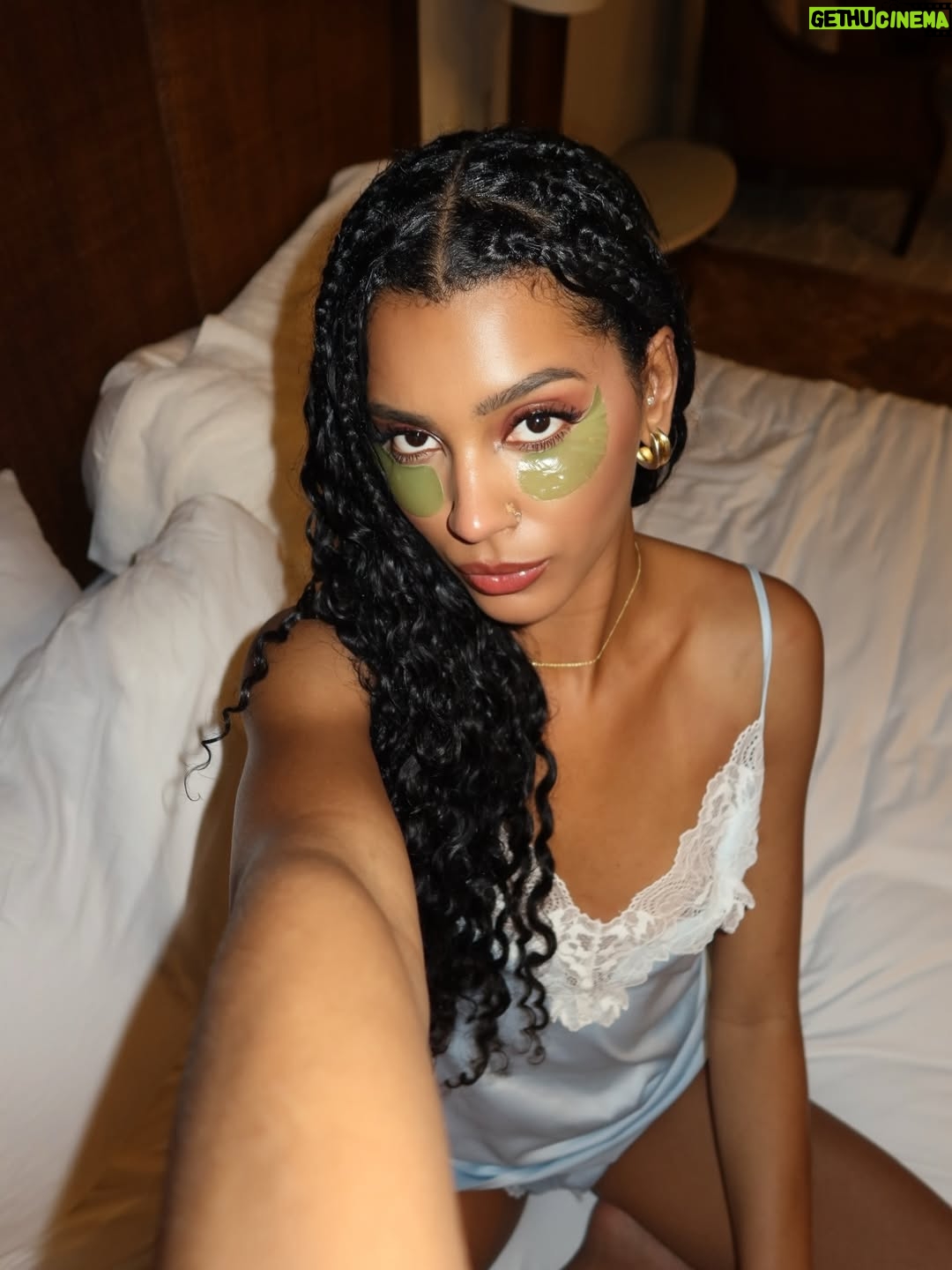 Christine Obanor - 3.1K Likes - Girls just wanna paint and do skincare @pixibeauty @modelistemagazine @grandvelasmaya #ModeAroundTheGlobe