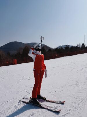 Cindy May McGuire Instagram - Red looks better against the snow. ❤️❄️
.
.
.
#skiinglife #beautyandhealth #explorepage #winterfit #travelinspo