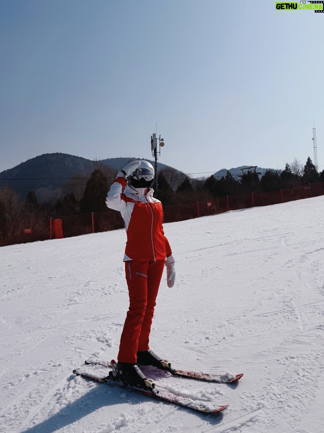 Cindy May McGuire - 3.2K Likes - Red looks better against the snow. ❤️❄️
.
.
.
#skiinglife #beautyandhealth #explorepage #winterfit #travelinspo