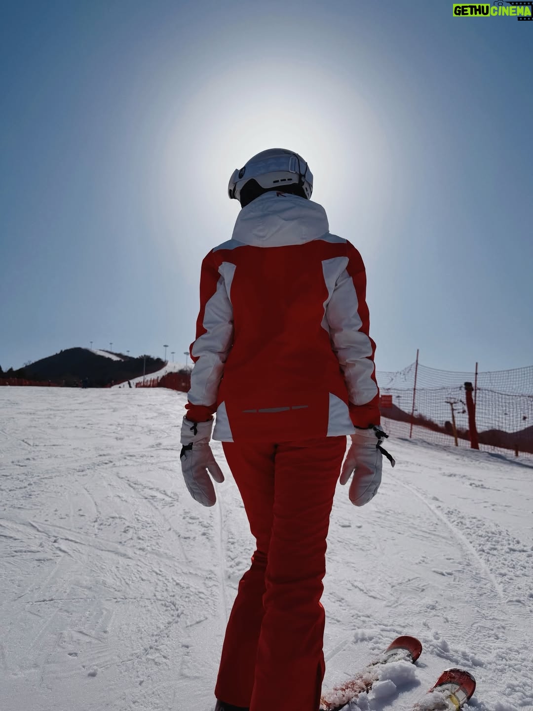 Cindy May McGuire - 3.2K Likes - Red looks better against the snow. ❤️❄️
.
.
.
#skiinglife #beautyandhealth #explorepage #winterfit #travelinspo
