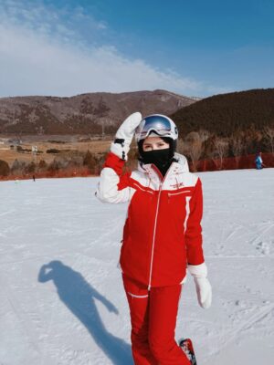 Cindy May McGuire Instagram - Red looks better against the snow. ❤️❄️
.
.
.
#skiinglife #beautyandhealth #explorepage #winterfit #travelinspo