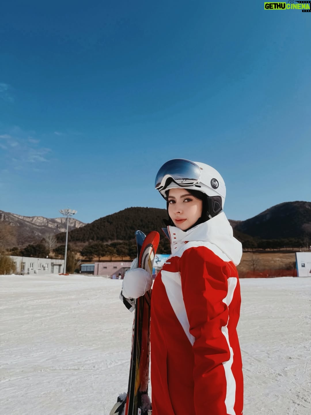 Cindy May McGuire - 3.2K Likes - Red looks better against the snow. ❤️❄️
.
.
.
#skiinglife #beautyandhealth #explorepage #winterfit #travelinspo