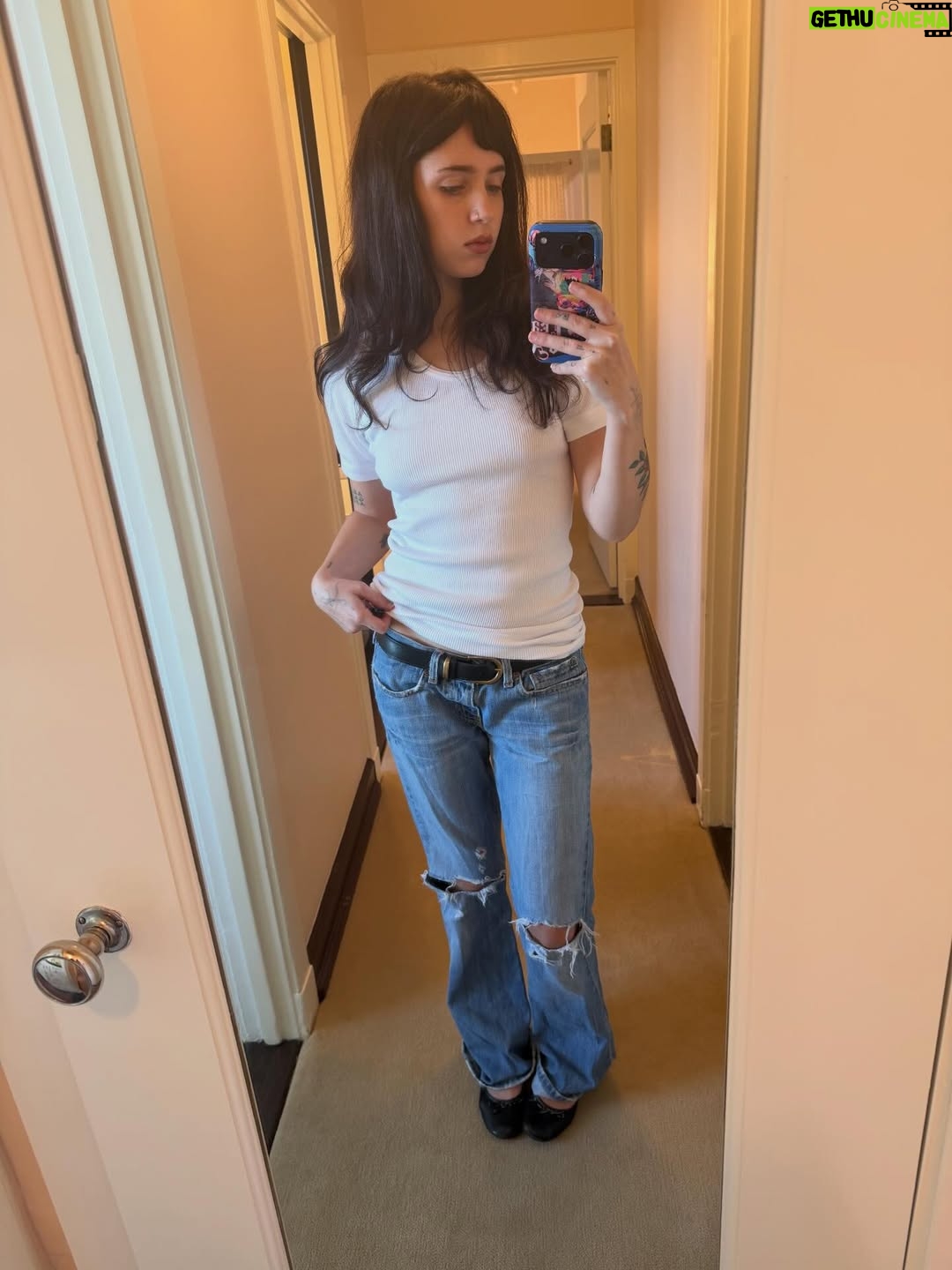 Clairo - 834.8K Likes - see you tomorrow