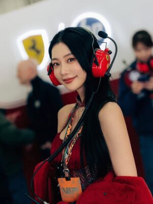 Clara Lee Instagram - Dream come true ❤️
Thank you so much @ferrari @f1 @ferraristyle @rayban  @stefanodomenicaliofficial @yong.lixx @poppywangofficial

#ferrari #f1 #farraristyle #clara #rayban