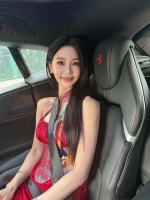 Clara Lee Instagram - Dream come true ❤️
Thank you so much @ferrari @f1 @ferraristyle @rayban  @stefanodomenicaliofficial @yong.lixx @poppywangofficial

#ferrari #f1 #farraristyle #clara #rayban