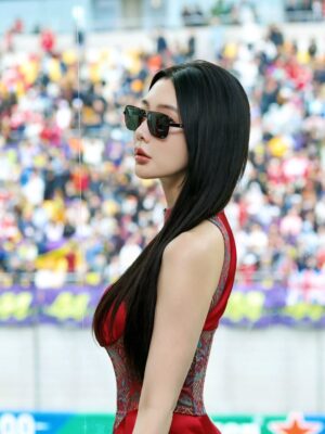Clara Lee Instagram - Dream come true ❤️
Thank you so much @ferrari @f1 @ferraristyle @rayban  @stefanodomenicaliofficial @yong.lixx @poppywangofficial

#ferrari #f1 #farraristyle #clara #rayban
