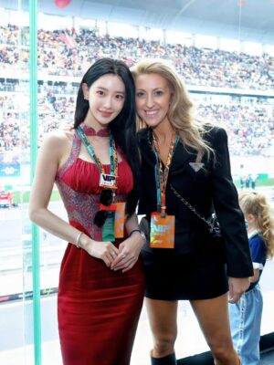 Clara Lee Instagram - Dream come true ❤️
Thank you so much @ferrari @f1 @ferraristyle @rayban  @stefanodomenicaliofficial @yong.lixx @poppywangofficial

#ferrari #f1 #farraristyle #clara #rayban