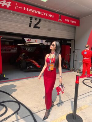 Clara Lee Instagram - Dream come true ❤️
Thank you so much @ferrari @f1 @ferraristyle @rayban  @stefanodomenicaliofficial @yong.lixx @poppywangofficial

#ferrari #f1 #farraristyle #clara #rayban