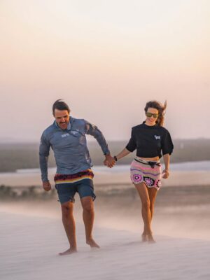 Claudia Álvarez Instagram - Escuché decir que cuando eliges pareja también eliges rutinas, eliges si se madruga o se trasnocha, si se vive con calma o ansiedad, eliges si se conversa o se evade. El amor no es solo conexión, es intención, conciencia y elecciones de valores, ritmos y proyecciones de vida. 
La pareja no es un juego, es una sociedad donde construyes o limitas tu crecimiento.  Nos festejo todos los días por lo que somos mi amor hermoso  @billyrovzar
 TE AMO 
#todalavidatodoslosdias