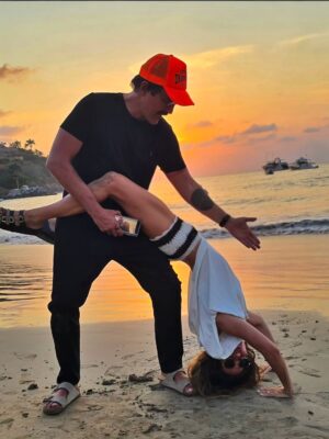 Claudia Álvarez Instagram - Escuché decir que cuando eliges pareja también eliges rutinas, eliges si se madruga o se trasnocha, si se vive con calma o ansiedad, eliges si se conversa o se evade. El amor no es solo conexión, es intención, conciencia y elecciones de valores, ritmos y proyecciones de vida. 
La pareja no es un juego, es una sociedad donde construyes o limitas tu crecimiento.  Nos festejo todos los días por lo que somos mi amor hermoso  @billyrovzar
 TE AMO 
#todalavidatodoslosdias