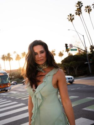 Cláudia Vieira Instagram - pub | Acabada de chegar a Los Angeles... e à  @kerastase_official 💫 uma marca que eu tanto admiro.
Há muitas novidades a caminho, e uma celebração do universo feminino com direito a sessão fotográfica em modo LA vibes. Gostaram? 📸

#kerastaseportugal