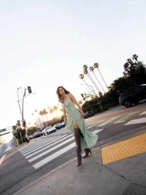 Cláudia Vieira Instagram - pub | Acabada de chegar a Los Angeles... e à  @kerastase_official 💫 uma marca que eu tanto admiro.
Há muitas novidades a caminho, e uma celebração do universo feminino com direito a sessão fotográfica em modo LA vibes. Gostaram? 📸

#kerastaseportugal