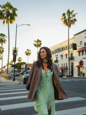 Cláudia Vieira Instagram - pub | Acabada de chegar a Los Angeles... e à  @kerastase_official 💫 uma marca que eu tanto admiro.
Há muitas novidades a caminho, e uma celebração do universo feminino com direito a sessão fotográfica em modo LA vibes. Gostaram? 📸

#kerastaseportugal