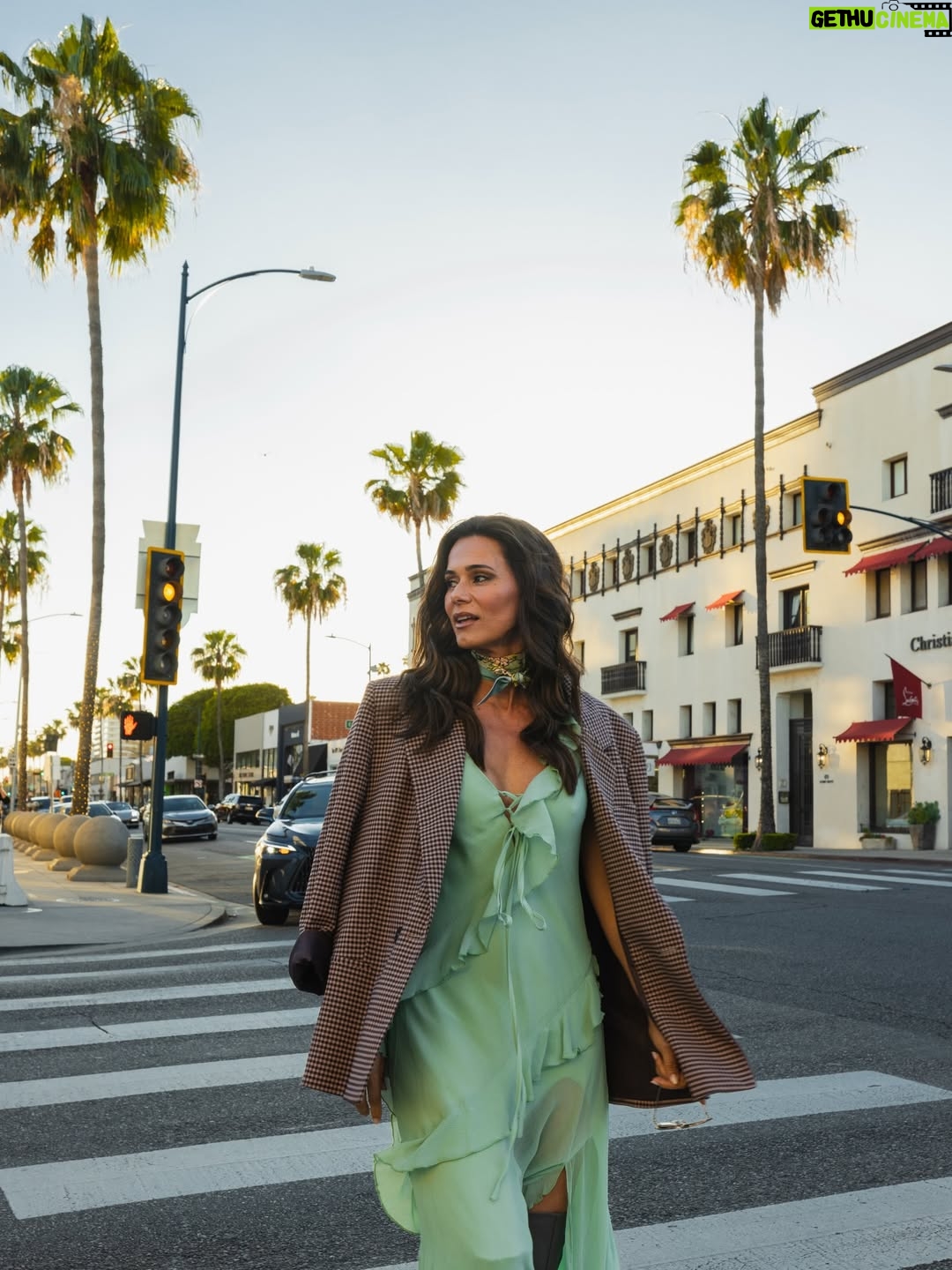 Cláudia Vieira - 15.8K Likes - pub | Acabada de chegar a Los Angeles... e à  @kerastase_official 💫 uma marca que eu tanto admiro.
Há muitas novidades a caminho, e uma celebração do universo feminino com direito a sessão fotográfica em modo LA vibes. Gostaram? 📸

#kerastaseportugal