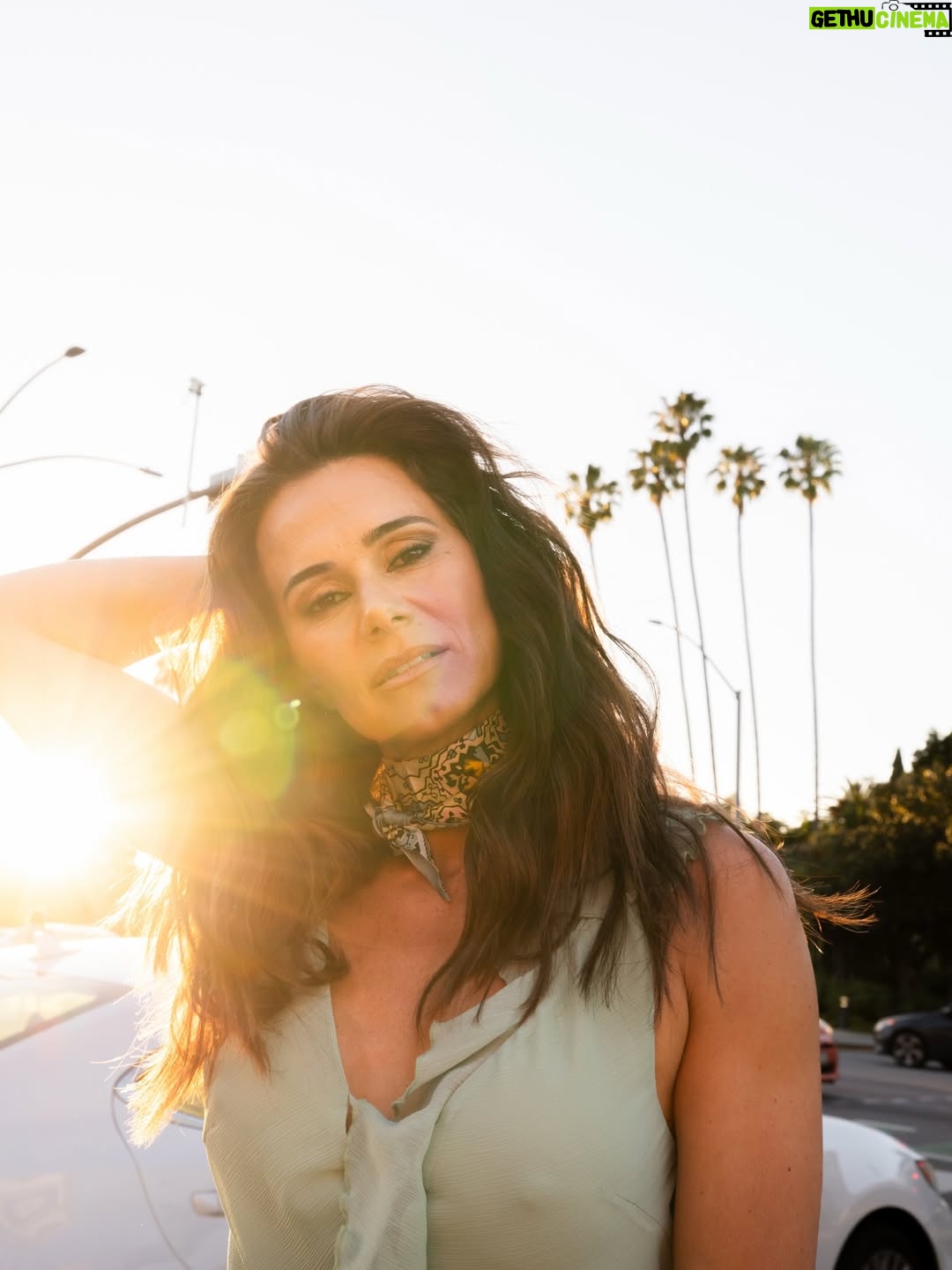 Cláudia Vieira - 15.8K Likes - pub | Acabada de chegar a Los Angeles... e à  @kerastase_official 💫 uma marca que eu tanto admiro.
Há muitas novidades a caminho, e uma celebração do universo feminino com direito a sessão fotográfica em modo LA vibes. Gostaram? 📸

#kerastaseportugal