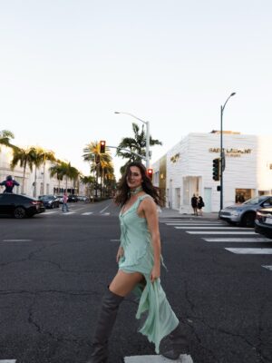 Cláudia Vieira Instagram - pub | Acabada de chegar a Los Angeles... e à  @kerastase_official 💫 uma marca que eu tanto admiro.
Há muitas novidades a caminho, e uma celebração do universo feminino com direito a sessão fotográfica em modo LA vibes. Gostaram? 📸

#kerastaseportugal