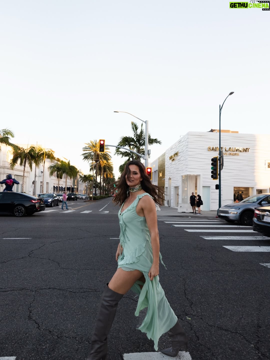 Cláudia Vieira - 15.8K Likes - pub | Acabada de chegar a Los Angeles... e à  @kerastase_official 💫 uma marca que eu tanto admiro.
Há muitas novidades a caminho, e uma celebração do universo feminino com direito a sessão fotográfica em modo LA vibes. Gostaram? 📸

#kerastaseportugal