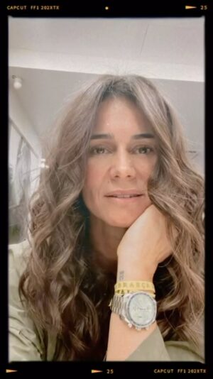 Cláudia Vieira Instagram - Mudar sabe sempre bem! Dá-nos um 🆙 
No meu cabeleireiro de sempre @kool_dream  aquele sítio que é a casa, nas mãos de maravilhosos profissionais! Só partilhei “gostava de manter o cabelo comprido mas ficar mais leve e despedir-me da minha Vitória” sugestão aclarar um pouco e voltar ao que em tempo foram as minhas madeixas naturais e cortar as pontas!
Parabéns @kaiocarvalholx ficou lindoooo🙌🏼