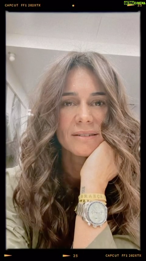 Cláudia Vieira - 4.5K Likes - Mudar sabe sempre bem! Dá-nos um 🆙 
No meu cabeleireiro de sempre @kool_dream  aquele sítio que é a casa, nas mãos de maravilhosos profissionais! Só partilhei “gostava de manter o cabelo comprido mas ficar mais leve e despedir-me da minha Vitória” sugestão aclarar um pouco e voltar ao que em tempo foram as minhas madeixas naturais e cortar as pontas!
Parabéns @kaiocarvalholx ficou lindoooo🙌🏼