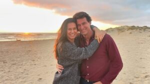 Cláudia Vieira Instagram - O meu mano está de parabéns!!! 
E não é só porque ontem foi o seu aniversário, está de parabéns porque fez questão de celebrar os seus 50 anos de uma forma espontânea, no nosso sítio de sempre, onde crescemos e muito fiel à sua essência. Se estava tudo bem organizado?! (estava bem melhor do que imaginámos) eu e a minha irmã não estávamos de acordo, com receio que desse para o torto, que desse trabalho ao nosso pai.. mas ele estava certo. Disse-nos “quero muito guardar estas memórias comigo, termos a avó, o pai e o tio no nosso castelo” e estava tão certo!!! Obrigada mano por seres assim e desculpa tantas vezes eu ser a chata que te quer alertar para os (senãos)
Adoro te… amo-te!!! sei lá.. ter irmãos é mesmo o melhor da vida ♥️♥️♥️🥂