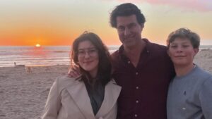 Cláudia Vieira Instagram - O meu mano está de parabéns!!! 
E não é só porque ontem foi o seu aniversário, está de parabéns porque fez questão de celebrar os seus 50 anos de uma forma espontânea, no nosso sítio de sempre, onde crescemos e muito fiel à sua essência. Se estava tudo bem organizado?! (estava bem melhor do que imaginámos) eu e a minha irmã não estávamos de acordo, com receio que desse para o torto, que desse trabalho ao nosso pai.. mas ele estava certo. Disse-nos “quero muito guardar estas memórias comigo, termos a avó, o pai e o tio no nosso castelo” e estava tão certo!!! Obrigada mano por seres assim e desculpa tantas vezes eu ser a chata que te quer alertar para os (senãos)
Adoro te… amo-te!!! sei lá.. ter irmãos é mesmo o melhor da vida ♥️♥️♥️🥂
