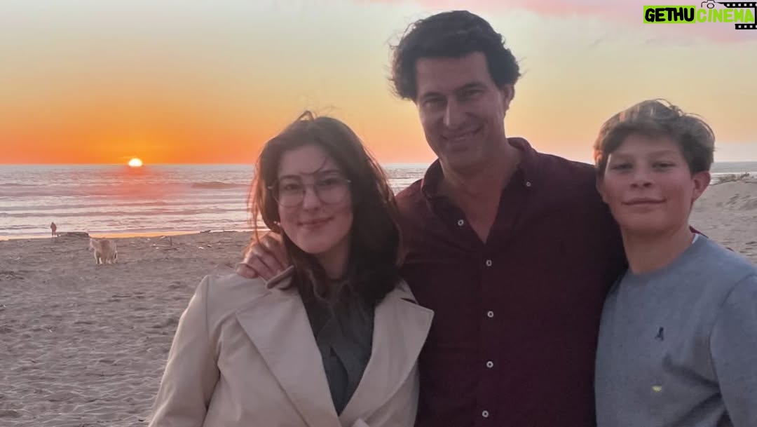 Cláudia Vieira - 13K Likes - O meu mano está de parabéns!!! 
E não é só porque ontem foi o seu aniversário, está de parabéns porque fez questão de celebrar os seus 50 anos de uma forma espontânea, no nosso sítio de sempre, onde crescemos e muito fiel à sua essência. Se estava tudo bem organizado?! (estava bem melhor do que imaginámos) eu e a minha irmã não estávamos de acordo, com receio que desse para o torto, que desse trabalho ao nosso pai.. mas ele estava certo. Disse-nos “quero muito guardar estas memórias comigo, termos a avó, o pai e o tio no nosso castelo” e estava tão certo!!! Obrigada mano por seres assim e desculpa tantas vezes eu ser a chata que te quer alertar para os (senãos)
Adoro te… amo-te!!! sei lá.. ter irmãos é mesmo o melhor da vida ♥️♥️♥️🥂