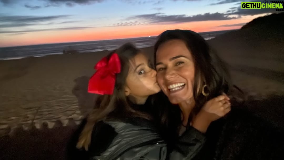 Cláudia Vieira - 13K Likes - O meu mano está de parabéns!!! 
E não é só porque ontem foi o seu aniversário, está de parabéns porque fez questão de celebrar os seus 50 anos de uma forma espontânea, no nosso sítio de sempre, onde crescemos e muito fiel à sua essência. Se estava tudo bem organizado?! (estava bem melhor do que imaginámos) eu e a minha irmã não estávamos de acordo, com receio que desse para o torto, que desse trabalho ao nosso pai.. mas ele estava certo. Disse-nos “quero muito guardar estas memórias comigo, termos a avó, o pai e o tio no nosso castelo” e estava tão certo!!! Obrigada mano por seres assim e desculpa tantas vezes eu ser a chata que te quer alertar para os (senãos)
Adoro te… amo-te!!! sei lá.. ter irmãos é mesmo o melhor da vida ♥️♥️♥️🥂