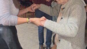 Cláudia Vieira Instagram - O meu mano está de parabéns!!! 
E não é só porque ontem foi o seu aniversário, está de parabéns porque fez questão de celebrar os seus 50 anos de uma forma espontânea, no nosso sítio de sempre, onde crescemos e muito fiel à sua essência. Se estava tudo bem organizado?! (estava bem melhor do que imaginámos) eu e a minha irmã não estávamos de acordo, com receio que desse para o torto, que desse trabalho ao nosso pai.. mas ele estava certo. Disse-nos “quero muito guardar estas memórias comigo, termos a avó, o pai e o tio no nosso castelo” e estava tão certo!!! Obrigada mano por seres assim e desculpa tantas vezes eu ser a chata que te quer alertar para os (senãos)
Adoro te… amo-te!!! sei lá.. ter irmãos é mesmo o melhor da vida ♥️♥️♥️🥂
