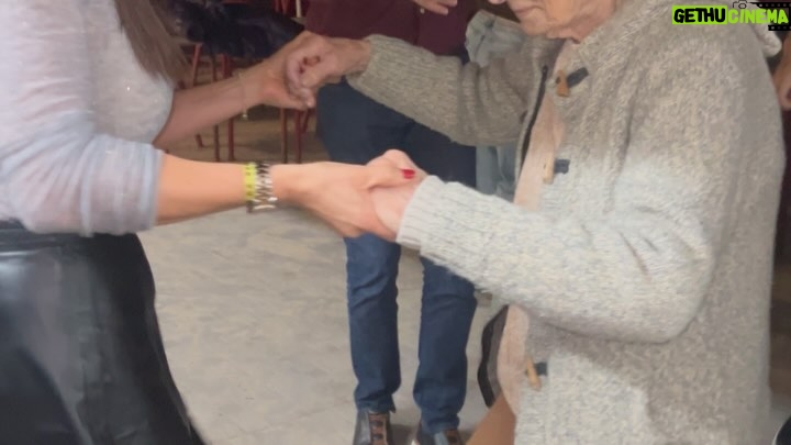 Cláudia Vieira - 13K Likes - O meu mano está de parabéns!!! 
E não é só porque ontem foi o seu aniversário, está de parabéns porque fez questão de celebrar os seus 50 anos de uma forma espontânea, no nosso sítio de sempre, onde crescemos e muito fiel à sua essência. Se estava tudo bem organizado?! (estava bem melhor do que imaginámos) eu e a minha irmã não estávamos de acordo, com receio que desse para o torto, que desse trabalho ao nosso pai.. mas ele estava certo. Disse-nos “quero muito guardar estas memórias comigo, termos a avó, o pai e o tio no nosso castelo” e estava tão certo!!! Obrigada mano por seres assim e desculpa tantas vezes eu ser a chata que te quer alertar para os (senãos)
Adoro te… amo-te!!! sei lá.. ter irmãos é mesmo o melhor da vida ♥️♥️♥️🥂