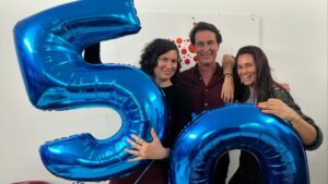 Cláudia Vieira Instagram - O meu mano está de parabéns!!! 
E não é só porque ontem foi o seu aniversário, está de parabéns porque fez questão de celebrar os seus 50 anos de uma forma espontânea, no nosso sítio de sempre, onde crescemos e muito fiel à sua essência. Se estava tudo bem organizado?! (estava bem melhor do que imaginámos) eu e a minha irmã não estávamos de acordo, com receio que desse para o torto, que desse trabalho ao nosso pai.. mas ele estava certo. Disse-nos “quero muito guardar estas memórias comigo, termos a avó, o pai e o tio no nosso castelo” e estava tão certo!!! Obrigada mano por seres assim e desculpa tantas vezes eu ser a chata que te quer alertar para os (senãos)
Adoro te… amo-te!!! sei lá.. ter irmãos é mesmo o melhor da vida ♥️♥️♥️🥂