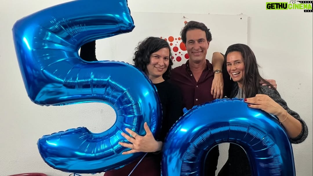 Cláudia Vieira - 13K Likes - O meu mano está de parabéns!!! 
E não é só porque ontem foi o seu aniversário, está de parabéns porque fez questão de celebrar os seus 50 anos de uma forma espontânea, no nosso sítio de sempre, onde crescemos e muito fiel à sua essência. Se estava tudo bem organizado?! (estava bem melhor do que imaginámos) eu e a minha irmã não estávamos de acordo, com receio que desse para o torto, que desse trabalho ao nosso pai.. mas ele estava certo. Disse-nos “quero muito guardar estas memórias comigo, termos a avó, o pai e o tio no nosso castelo” e estava tão certo!!! Obrigada mano por seres assim e desculpa tantas vezes eu ser a chata que te quer alertar para os (senãos)
Adoro te… amo-te!!! sei lá.. ter irmãos é mesmo o melhor da vida ♥️♥️♥️🥂