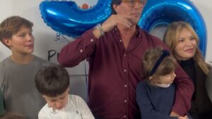 Cláudia Vieira Instagram - O meu mano está de parabéns!!! 
E não é só porque ontem foi o seu aniversário, está de parabéns porque fez questão de celebrar os seus 50 anos de uma forma espontânea, no nosso sítio de sempre, onde crescemos e muito fiel à sua essência. Se estava tudo bem organizado?! (estava bem melhor do que imaginámos) eu e a minha irmã não estávamos de acordo, com receio que desse para o torto, que desse trabalho ao nosso pai.. mas ele estava certo. Disse-nos “quero muito guardar estas memórias comigo, termos a avó, o pai e o tio no nosso castelo” e estava tão certo!!! Obrigada mano por seres assim e desculpa tantas vezes eu ser a chata que te quer alertar para os (senãos)
Adoro te… amo-te!!! sei lá.. ter irmãos é mesmo o melhor da vida ♥️♥️♥️🥂