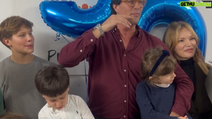 Cláudia Vieira - 13K Likes - O meu mano está de parabéns!!! 
E não é só porque ontem foi o seu aniversário, está de parabéns porque fez questão de celebrar os seus 50 anos de uma forma espontânea, no nosso sítio de sempre, onde crescemos e muito fiel à sua essência. Se estava tudo bem organizado?! (estava bem melhor do que imaginámos) eu e a minha irmã não estávamos de acordo, com receio que desse para o torto, que desse trabalho ao nosso pai.. mas ele estava certo. Disse-nos “quero muito guardar estas memórias comigo, termos a avó, o pai e o tio no nosso castelo” e estava tão certo!!! Obrigada mano por seres assim e desculpa tantas vezes eu ser a chata que te quer alertar para os (senãos)
Adoro te… amo-te!!! sei lá.. ter irmãos é mesmo o melhor da vida ♥️♥️♥️🥂